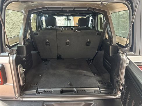 Used 2020 Jeep Wrangler Unlimited Sahara image 13