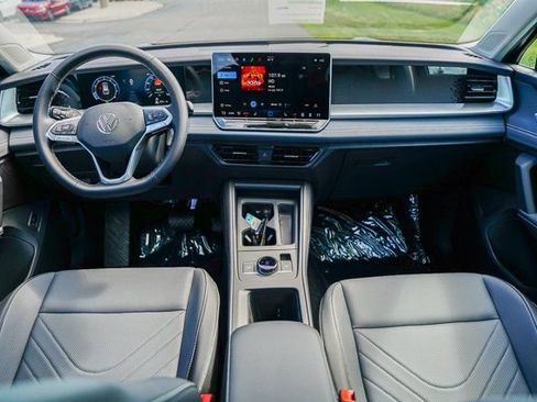 Used 2025 Volkswagen Tiguan SE w/ Panoramic Sunroof Package image 26