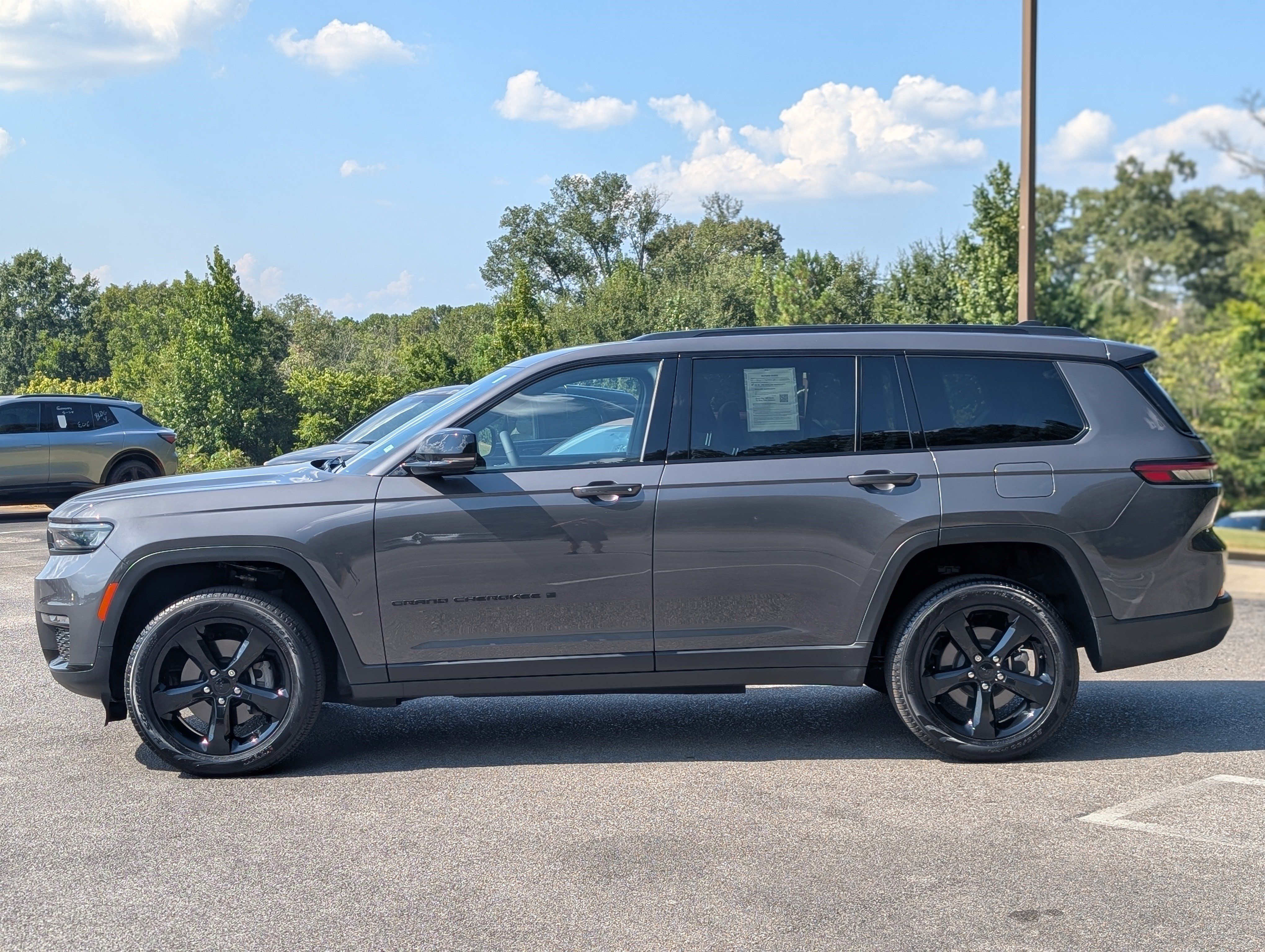 Used 2024 Jeep Grand Cherokee L Limited w/ Black Appearance Package AWD/4WD image 6