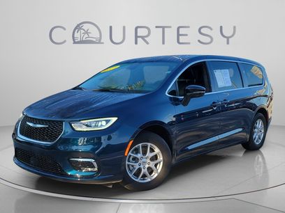 Used 2025 Chrysler Pacifica Select