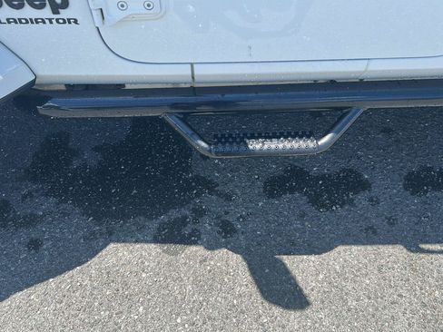 Used 2021 Jeep Gladiator Overland AWD/4WD image 9