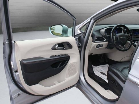 Used 2020 Chrysler Pacifica Touring-L FWD image 10