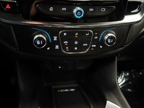 Used 2023 Chevrolet Traverse LT w/ Rear Camera Mirror Package AWD/4WD image 19