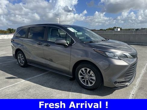 Used 2024 Toyota Sienna LE image 37