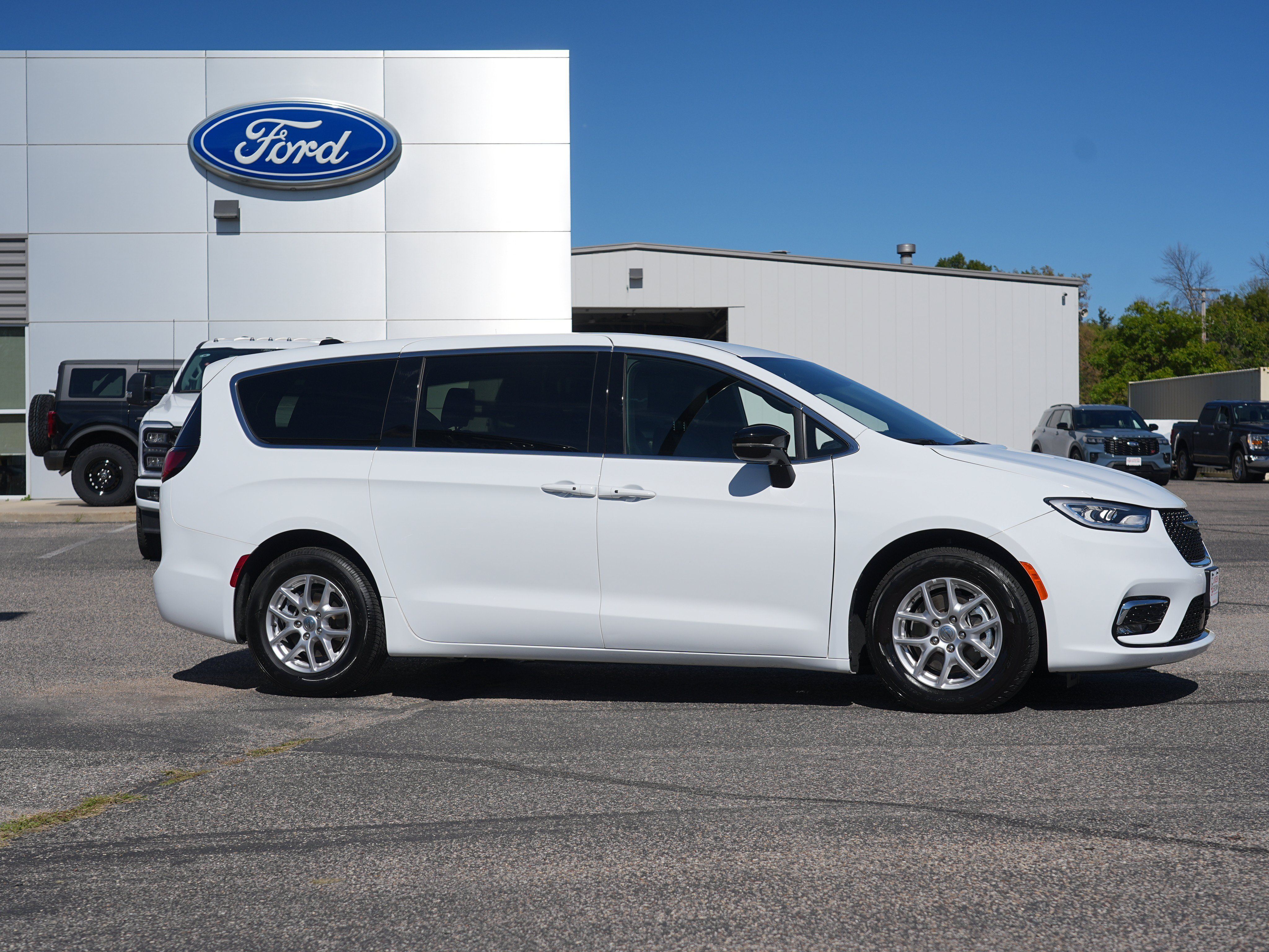 Used 2025 Chrysler Pacifica Select FWD image 2