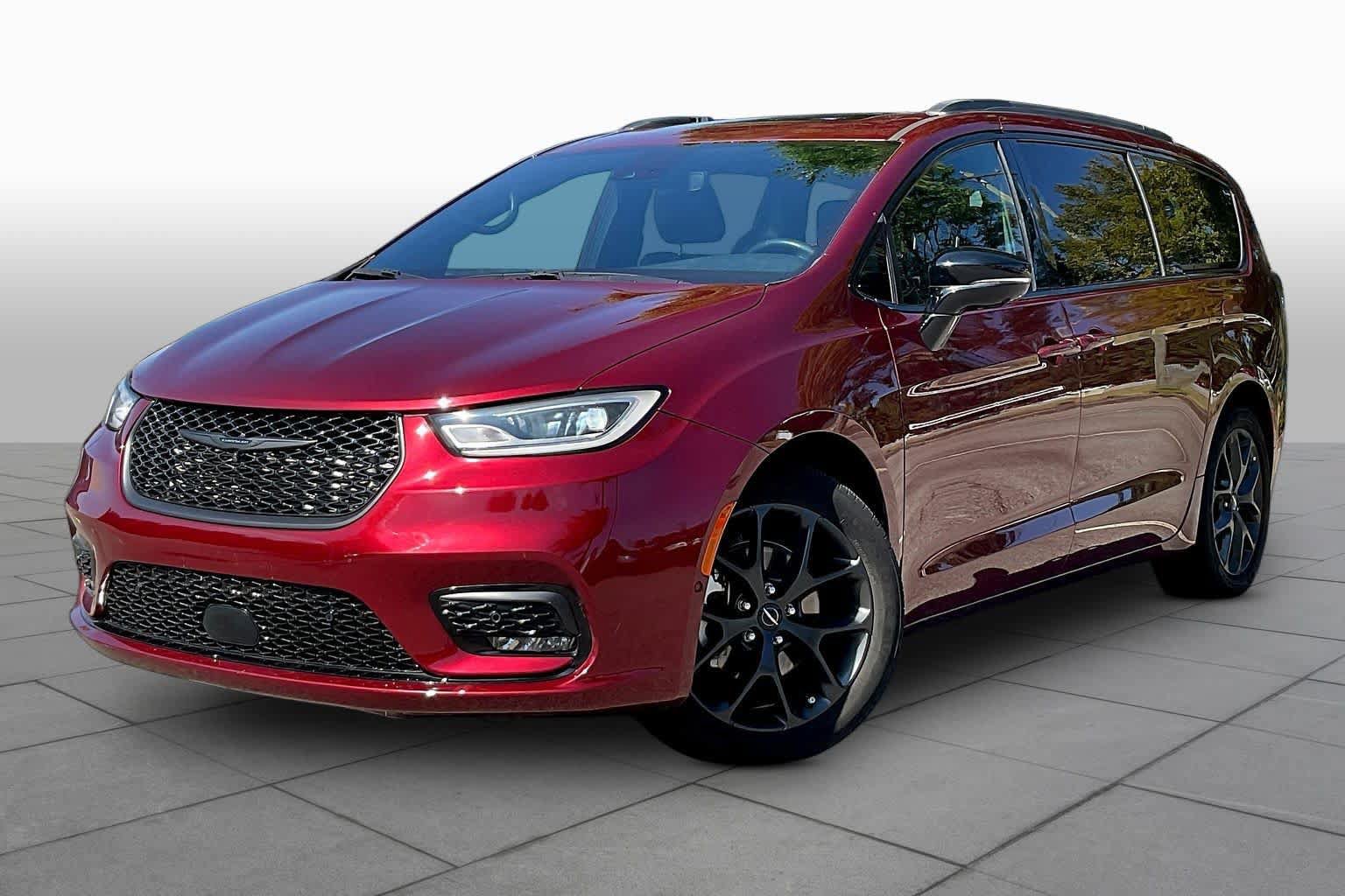 Used 2023 Chrysler Pacifica Limited w/ Uconnect Theater Family Group FWD image 1