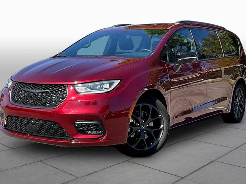 Used 2023 Chrysler Pacifica Limited w/ Uconnect Theater Family Group FWD image 1