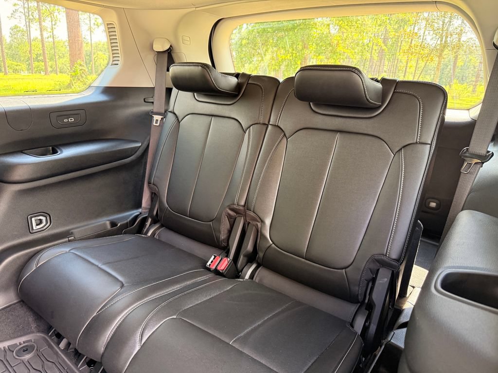 Used 2023 Jeep Grand Cherokee L Limited w/ Black Appearance Package RWD image 31