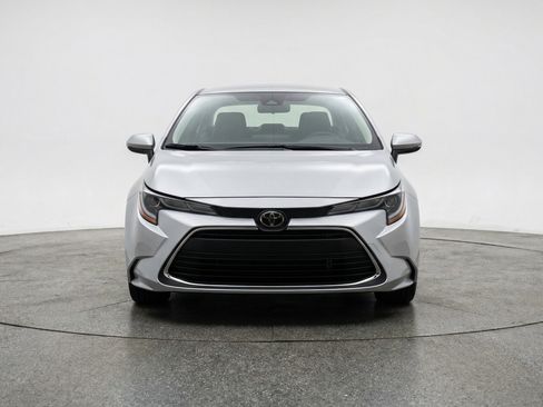 Used 2025 Toyota Corolla LE FWD image 2