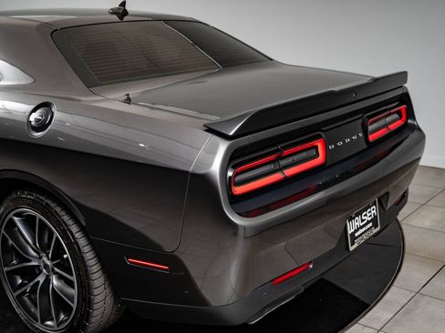 Used 2017 Dodge Challenger R/T Scat Pack w/ Leather Interior Group RWD image 18