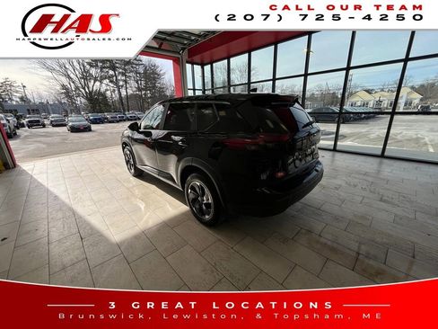 Used 2024 Nissan Rogue SV image 3