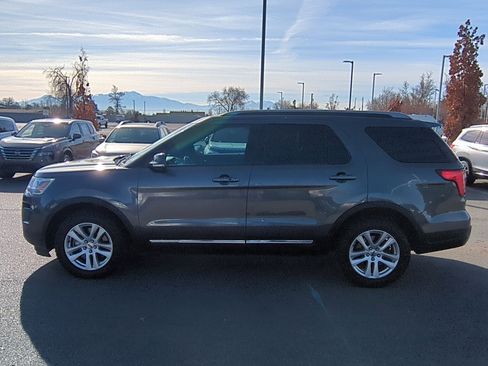 Used 2018 Ford Explorer XLT w/ Equipment Group 202A image 9