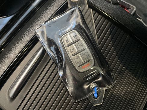 Used 2025 Chrysler Pacifica Limited FWD image 43