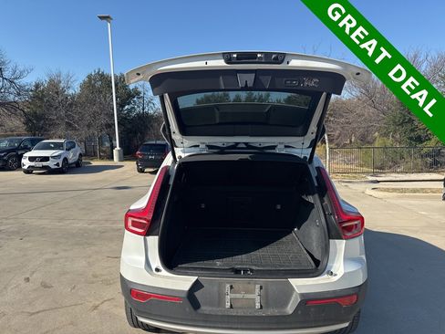 Used 2022 Volvo XC40 T5 Momentum image 7