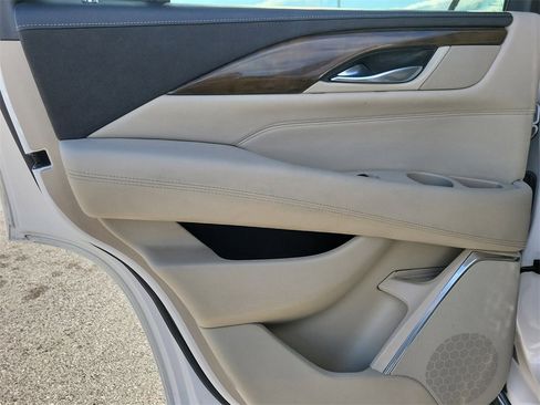 Used 2019 Cadillac Escalade Luxury image 10