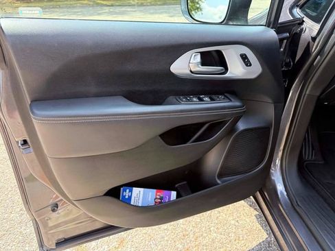 Certified 2022 Chrysler Pacifica Touring-L w/ S Appearance Package FWD image 15