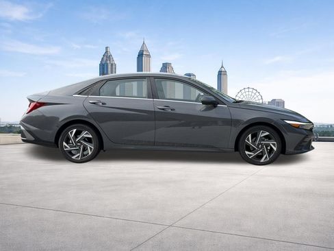 Used 2025 Hyundai Elantra Limited FWD image 27