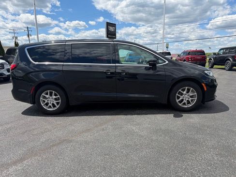 Used 2024 Chrysler Pacifica Touring-L FWD image 6
