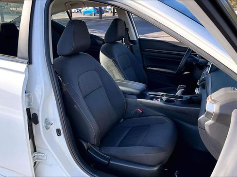 Used 2025 Nissan Altima 2.5 SV image 9