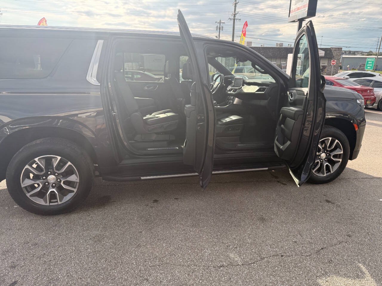 Used 2023 Chevrolet Suburban LT w/ Luxury Package AWD/4WD image 22