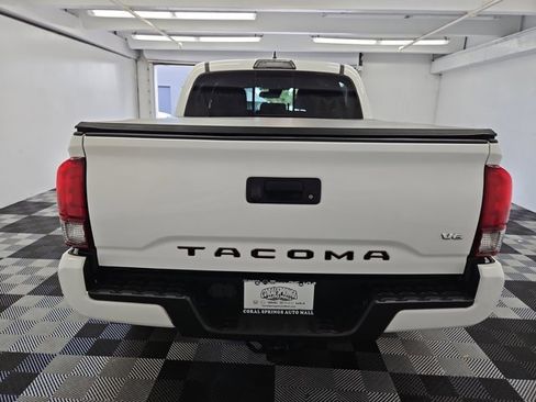 Used 2018 Toyota Tacoma TRD Sport image 5