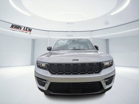 New 2025 Jeep Grand Cherokee Altitude image 7