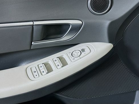 Used 2021 Hyundai Sonata SEL w/ Preferred Accessory Package image 15