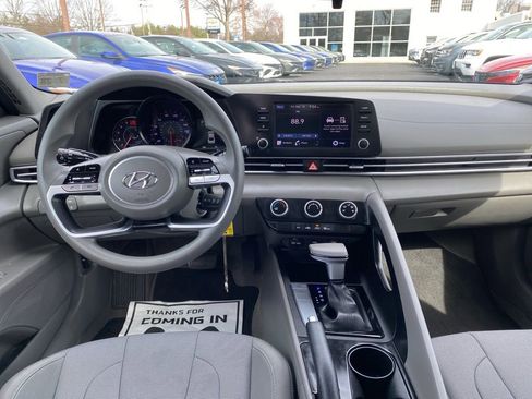 Certified 2023 Hyundai Elantra SE image 10