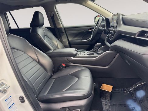 Used 2022 Toyota Highlander XLE image 15