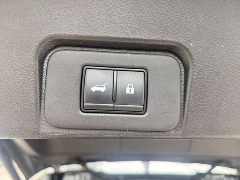 Used 2025 Nissan Rogue SV FWD image 23