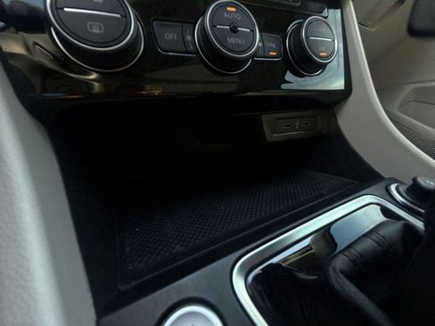 Used 2020 Volkswagen Jetta SE w/ SE Cold Weather Package FWD image 15