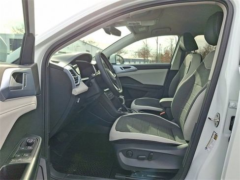 New 2026 Volkswagen Taos SE image 6