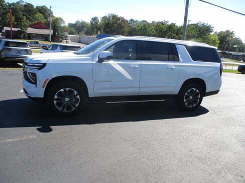 New 2026 Chevrolet Suburban LS image 7