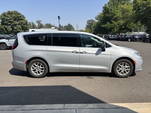 Used 2024 Chrysler Pacifica Touring-L FWD image 5