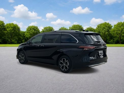 New 2026 Toyota Sienna Platinum image 5