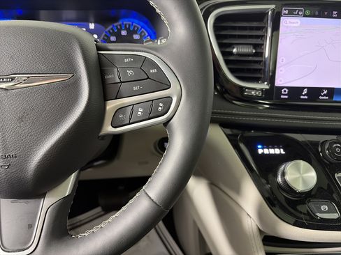 Used 2024 Chrysler Pacifica Limited image 18