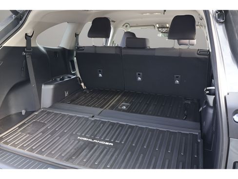 Used 2023 Toyota Highlander LE FWD image 18