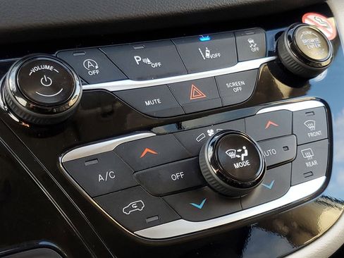 Used 2024 Chrysler Pacifica Touring-L image 27