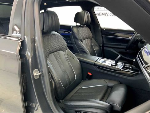 Used 2022 BMW ALPINA B7 xDrive w/ Luxury Rear Seating Package image 8