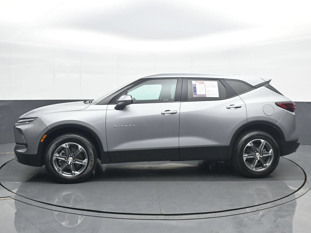 Used 2025 Chevrolet Blazer LT FWD image 3