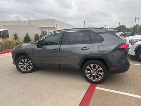 Used 2021 Toyota RAV4 XLE Premium image 5