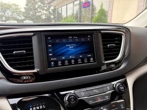 Used 2020 Chrysler Pacifica Touring-L w/ Tire & Wheel Group image 28