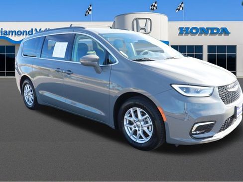 Used 2022 Chrysler Pacifica Touring-L image 1