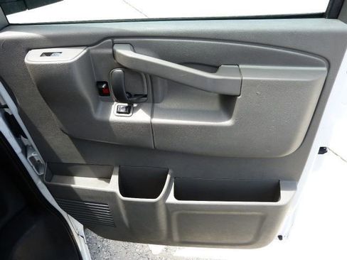 Used 2017 Chevrolet Express 3500 RWD image 30
