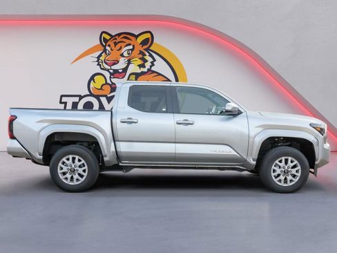 Used 2025 Toyota Tacoma SR5 image 4