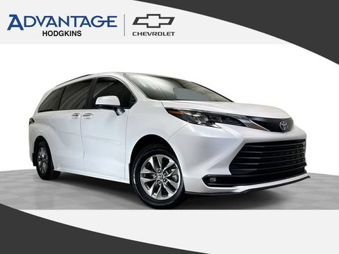 Used 2025 Toyota Sienna XLE AWD/4WD image 1