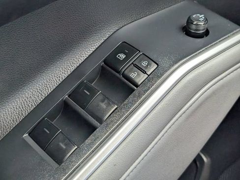 Used 2023 Toyota Highlander XLE FWD image 24