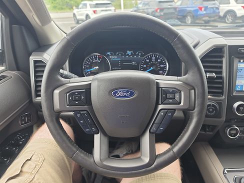 Used 2018 Ford Expedition XLT w/ Equipment Group 202A AWD/4WD image 22