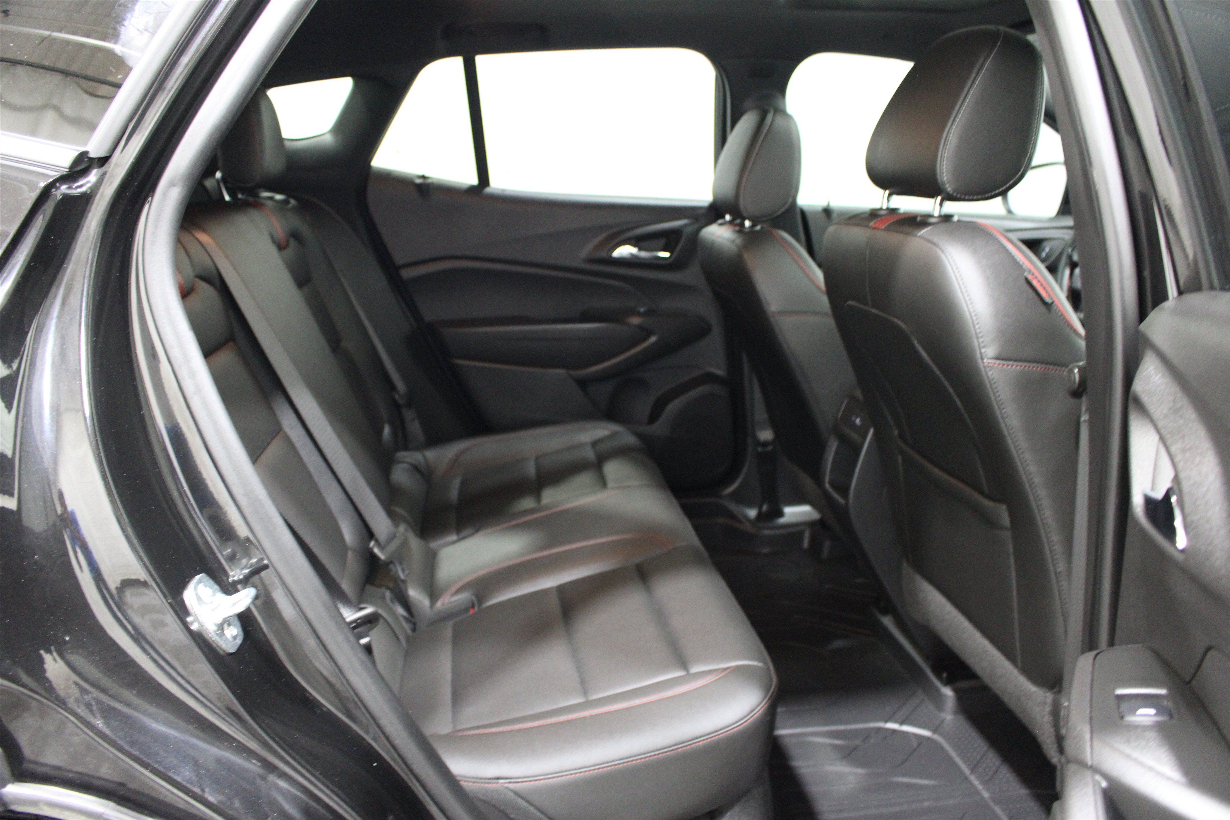 Used 2025 Chevrolet Trax RS w/ Sunroof Package FWD image 24