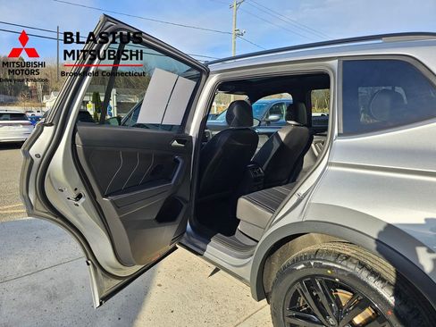 Used 2022 Volkswagen Tiguan SE R-Line image 18